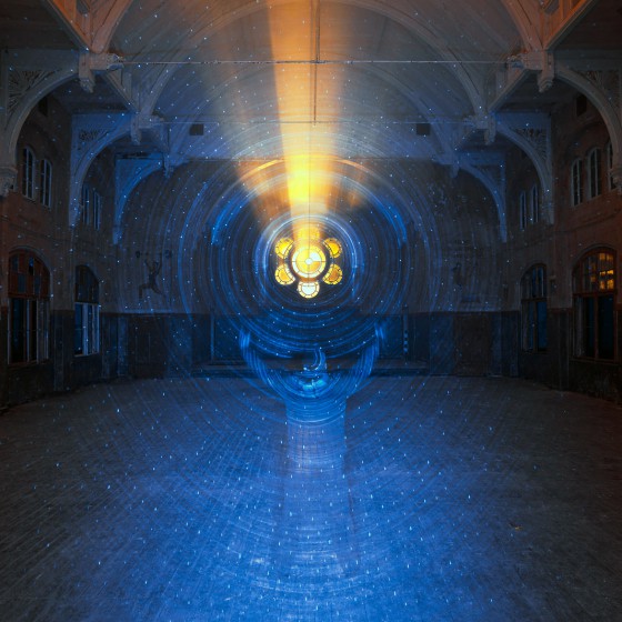beelitz-heilstätten-light-painting-gelbes-licht-durch-speisesaal-blaues-licht-mit-person