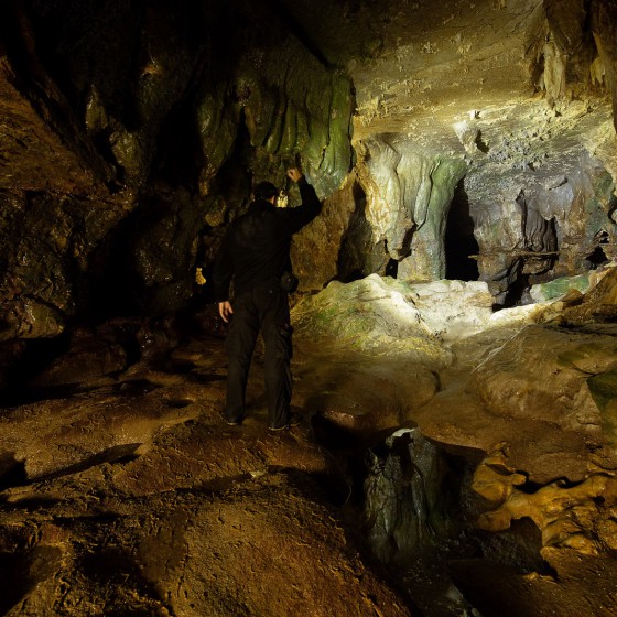 höhlen-expedition-forscher-tropfsteinhoehle-wasserdichte-walther-pro-pl60-spanien