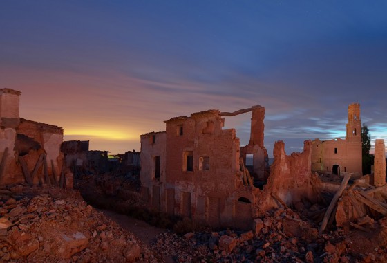 1K3B7024_Spanien_Belchite_Eglesia_Agustina_rot_blauer_Himmel_PLP