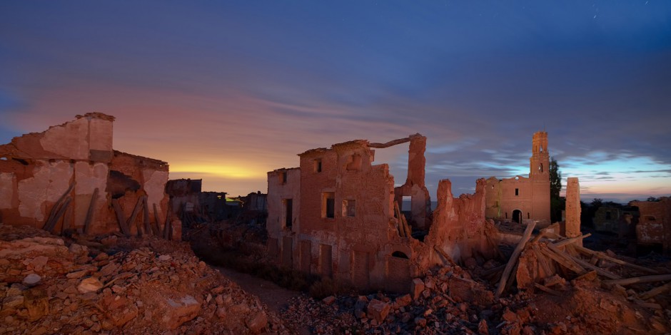 1K3B7024_Spanien_Belchite_Eglesia_Agustina_rot_blauer_Himmel_PLP